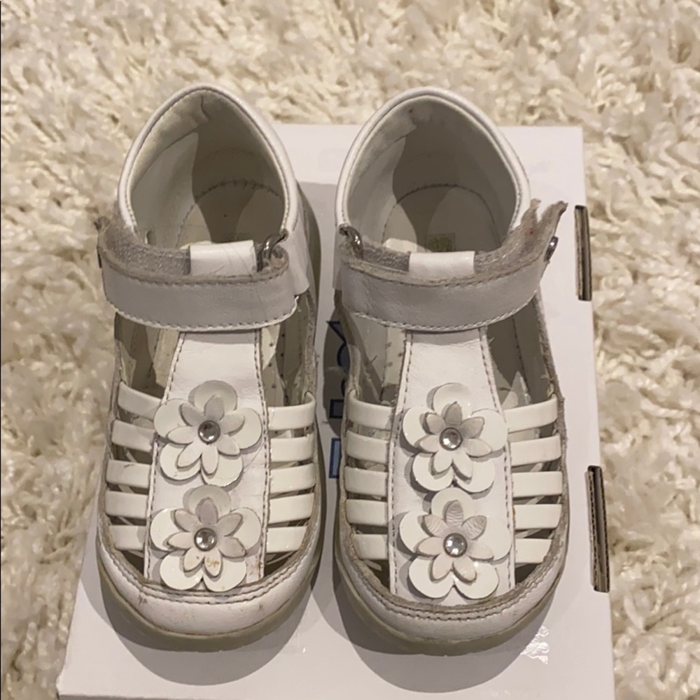 Toddler Girls Falcotto white leather shoes.